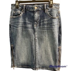 Woman’s Simply Vera denim skirt size 6